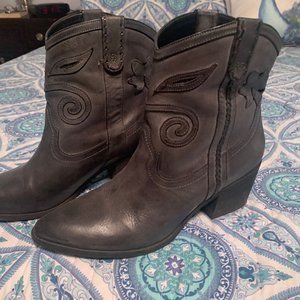 Carlos Santana leather ankle boots